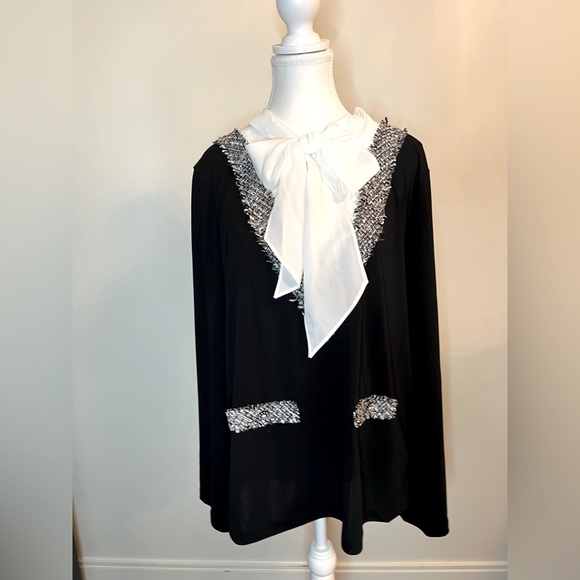 Karl Lagerfeld Sweaters - NWT Karl Lagerfeld black and white top- Medium - with small flaw